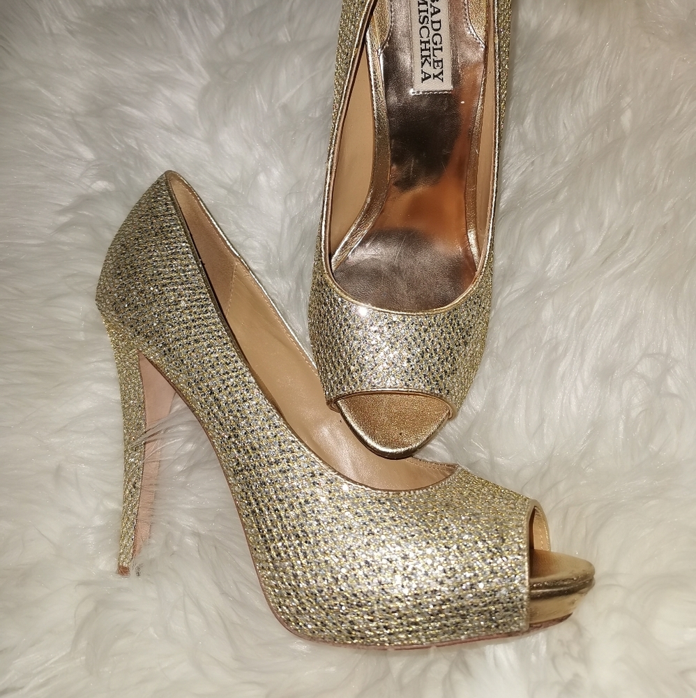 BADGLEY MISCHKA Humbie II pump gold peep toe 9